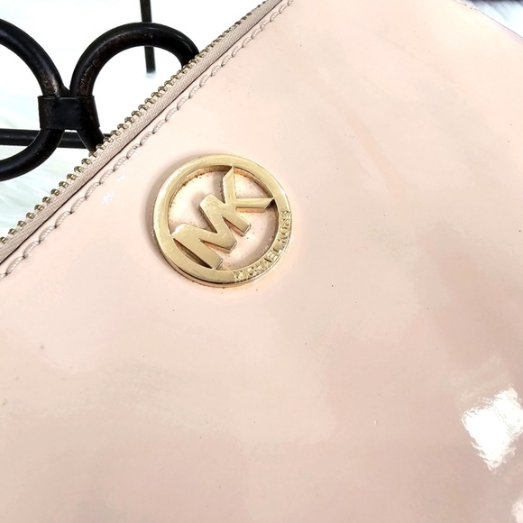 🆑️ MICHAEL Michael Kors Pale Pink Wristlet Golden Metal Hardware Patent Leather - Picture 13 of 17
